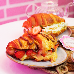 CROISSANT DE NINHO COM MORANGO E NUTELLA