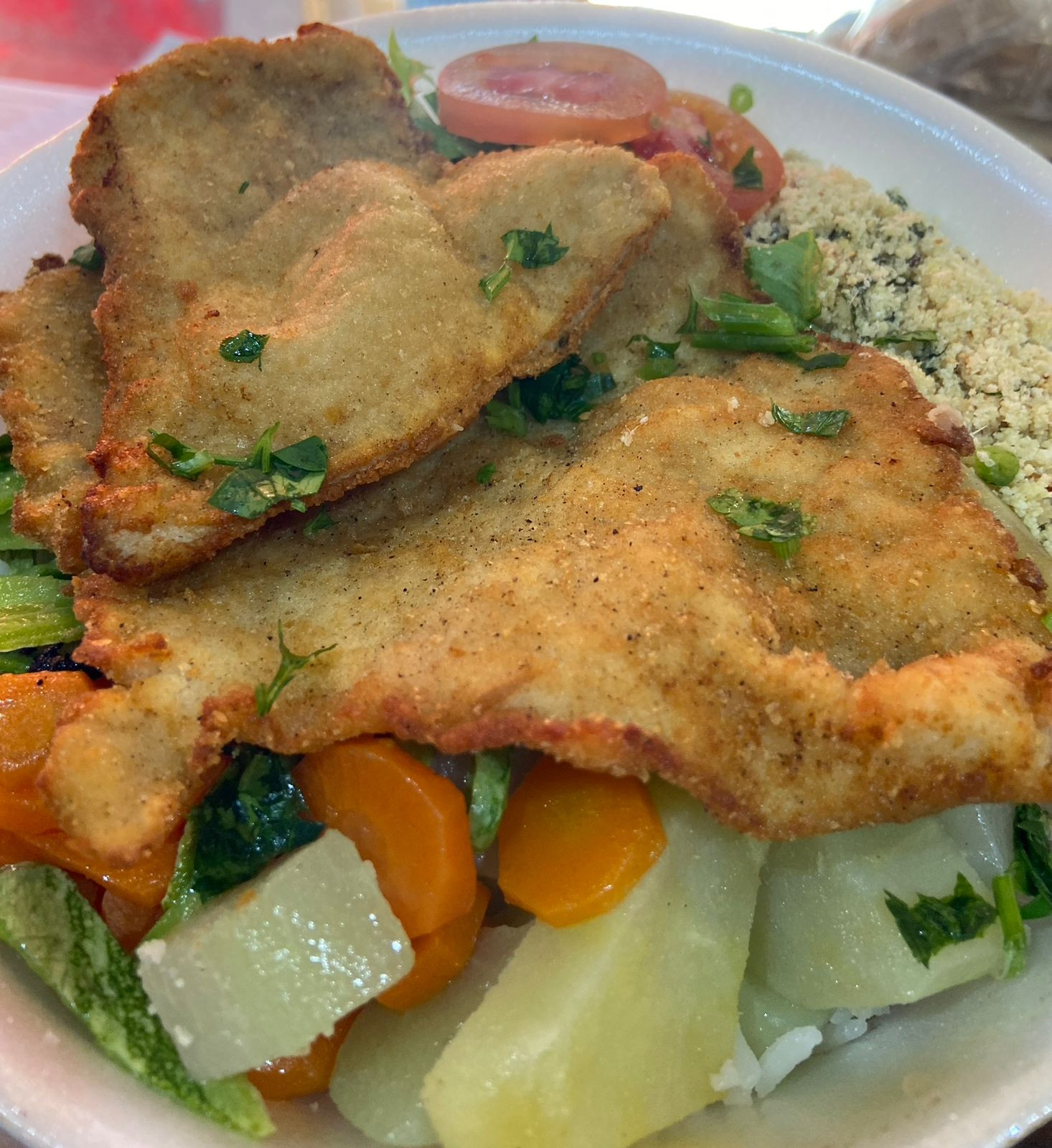 FILÉ DE FRANGO EMPANADO C/ LEGUMES