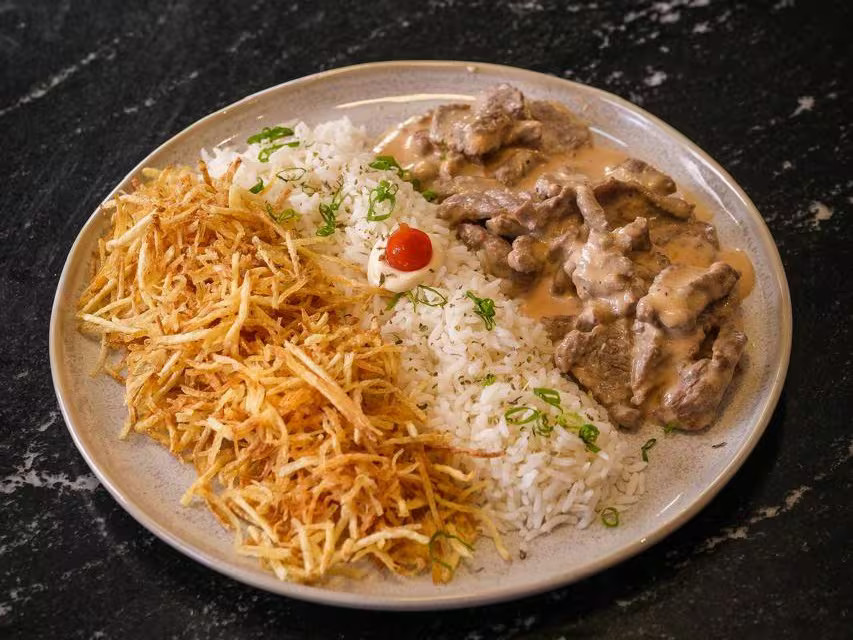 Strogonoff, arroz e batata palha