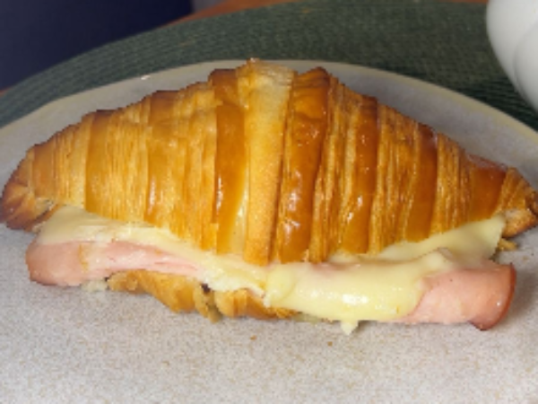CROISSANT COM QUEIJO E PRESUNTO