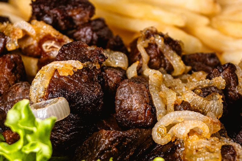 Bife acebolado