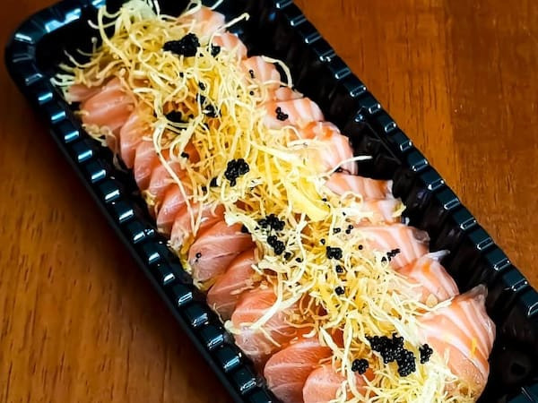 Sashimi de salmão com crispy de batata.