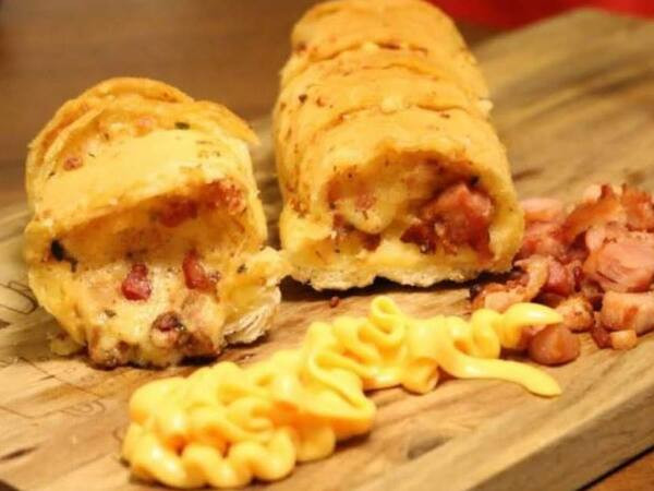 PAO DE BACON COM CHEDDAR