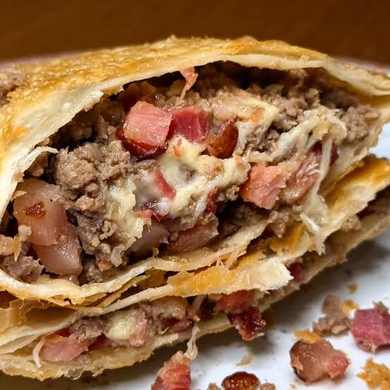 CARNE COM MUSSARELA E BACON
