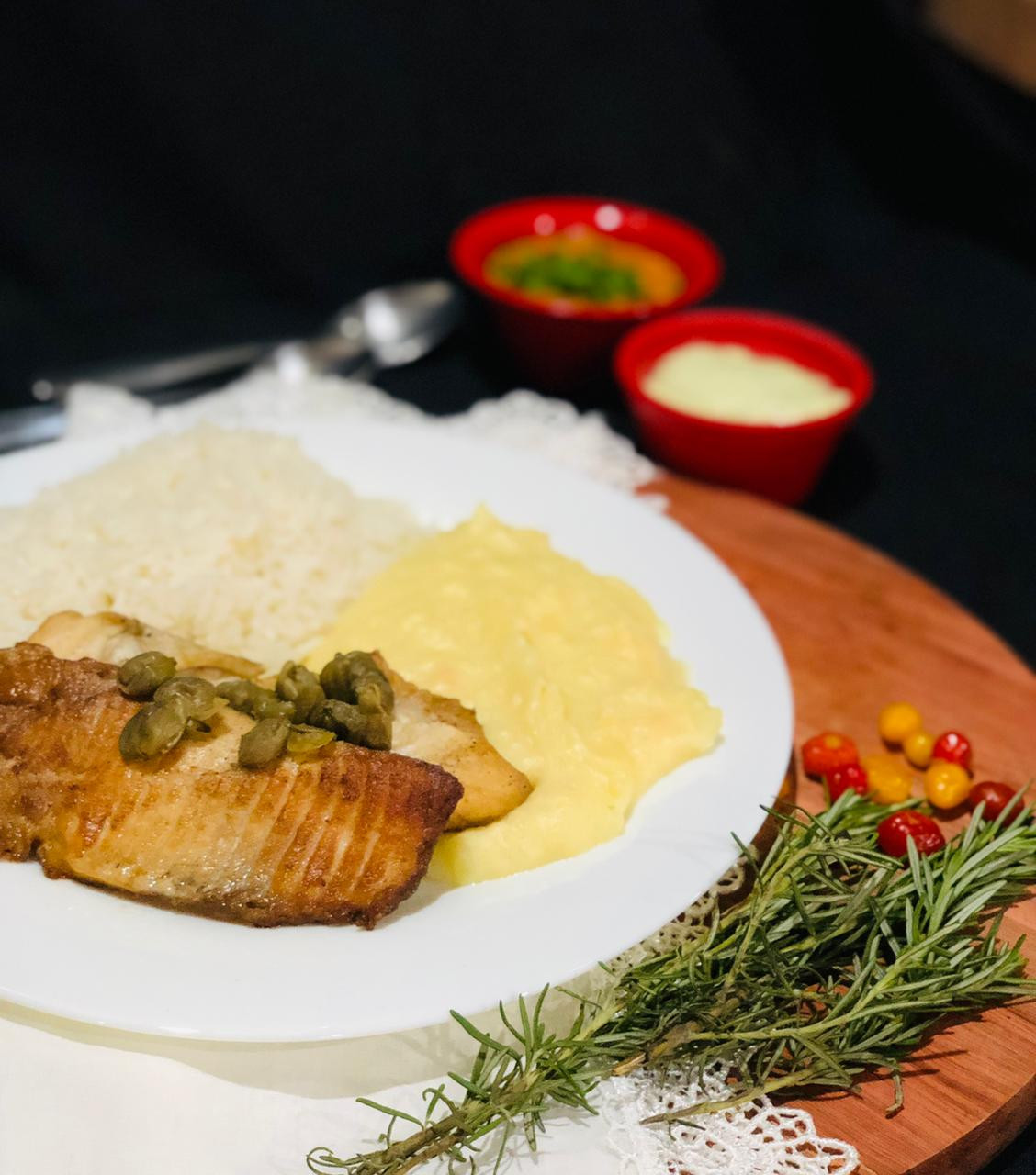 TILAPIA GRELHADA C/ MOLHO DE ALCAPARRAS