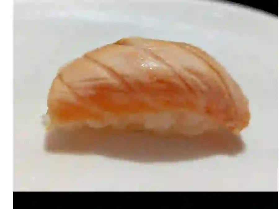 SUSHI SALMÃO MAÇARICADO