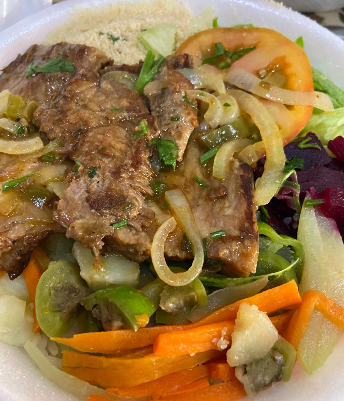CARNE ASSADA ACEBOLADA C/ LEGUMES