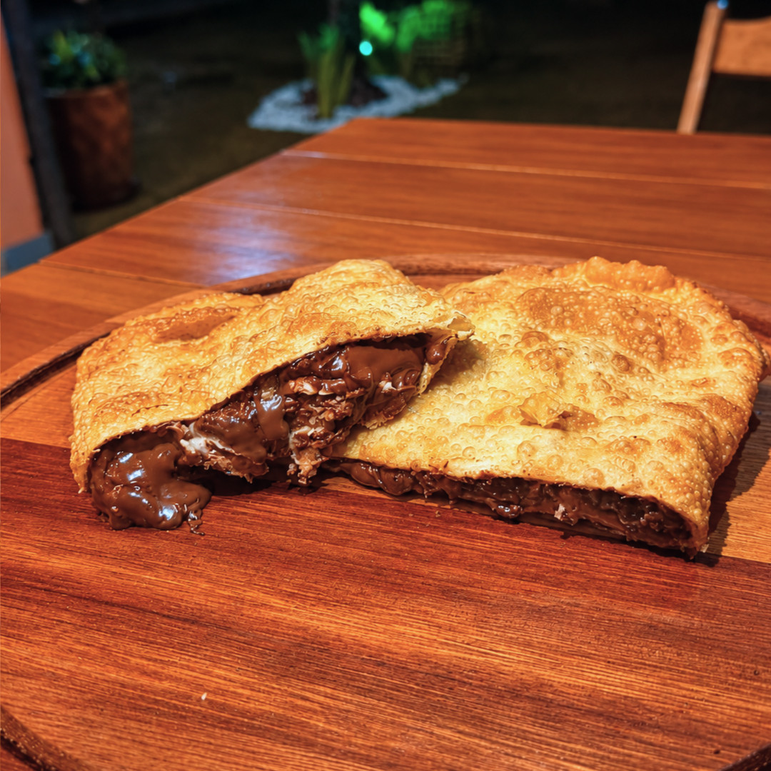 PASTEL CHOCOLATE PRETO COM BOMBOM GRANDE