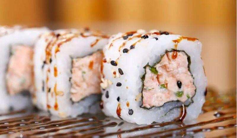 Uramaki de Salmão Grelhado com Cream Cheese