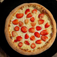 PIZZA CHOCOLATE BRANCO COM MORANGO P