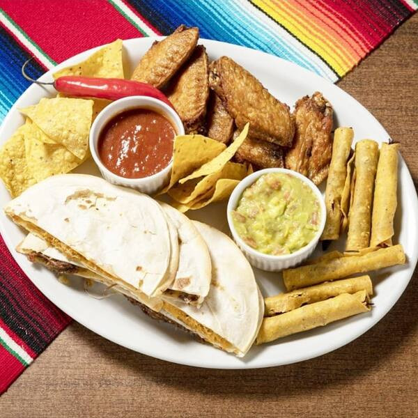 Sampler - Asinhas de frango + Nachos + Taquitos + Quesadilas + Molhos