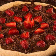 PIZZA CHOCOLATE PRETO COM MORANGO P