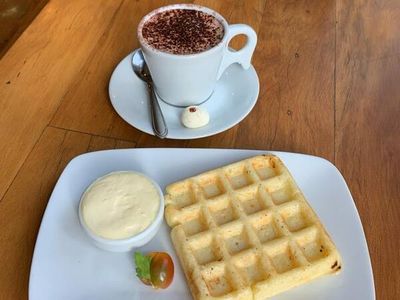 Combo 4 - Waffle de pão de queijo + Requeijão + cappucciono do Frei