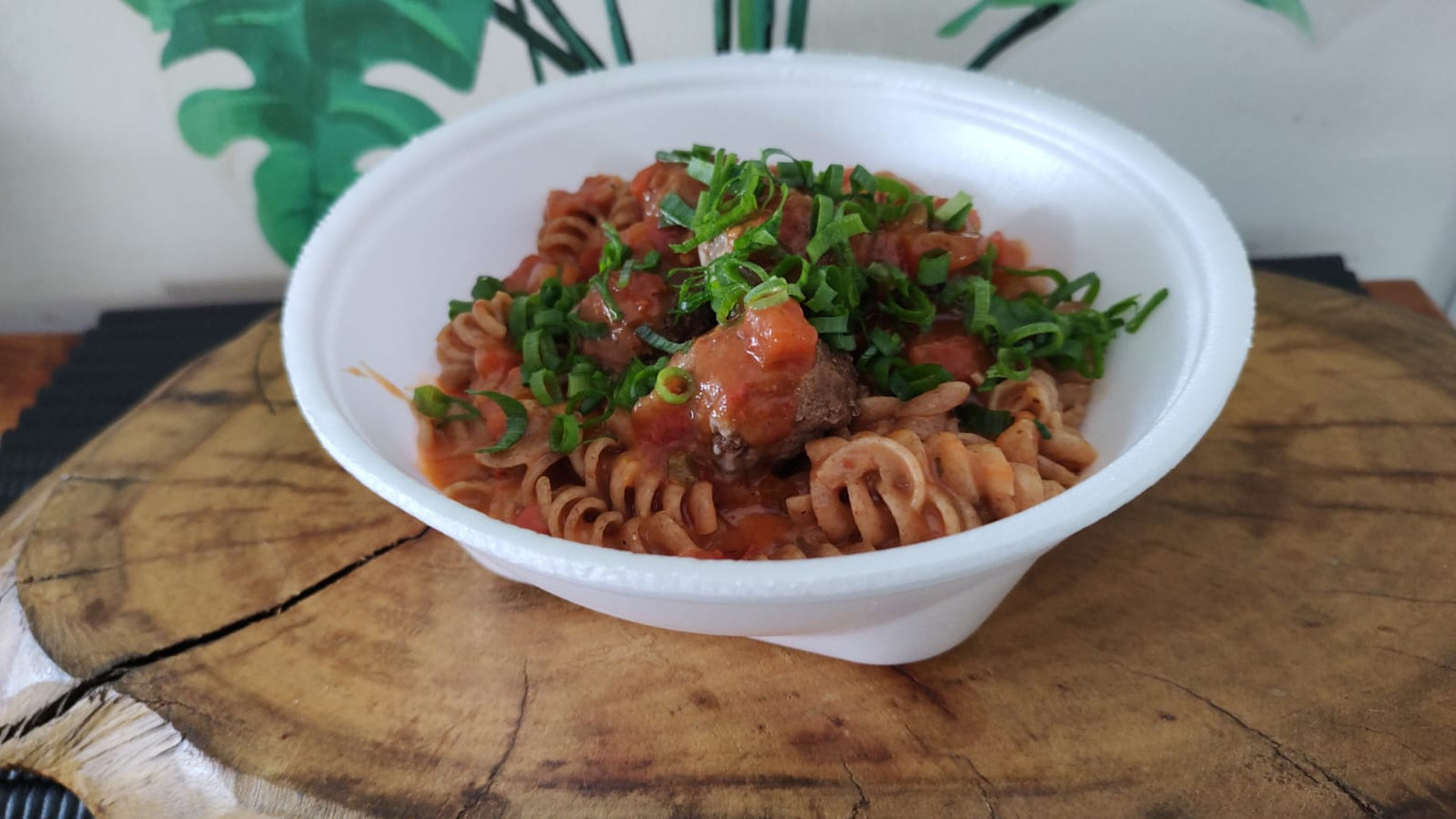 ALMÔNDEGAS AO SUGO C/ MACARRÃO 500 GRAMAS. Pedidos Seg a Sex 10:00 a 14:hs.