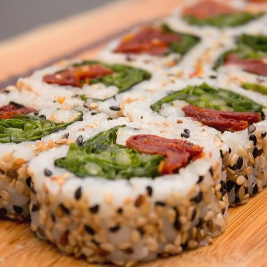 Uramaki Tomate Seco E Rúcula (8 Peças)