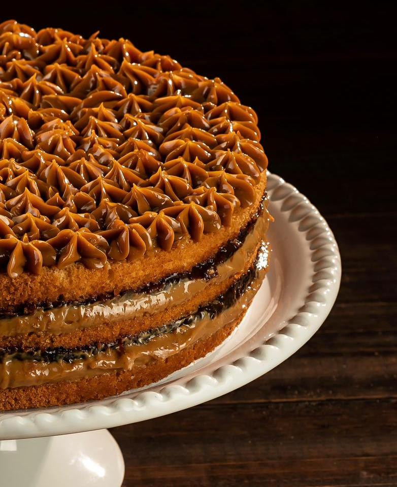 Torta doce de leite com ameixa 18cm