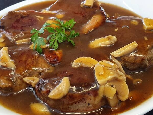 Filé Escalope ao molho madeira ( Serve 4 pessoas )