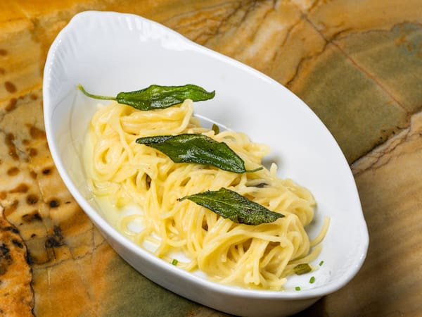 Spaguetti com manteiga e sálvia