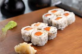 Uramaki de Salmão Cru com Cream Cheese