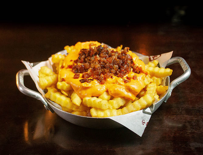 Fritas com queijo e bacon