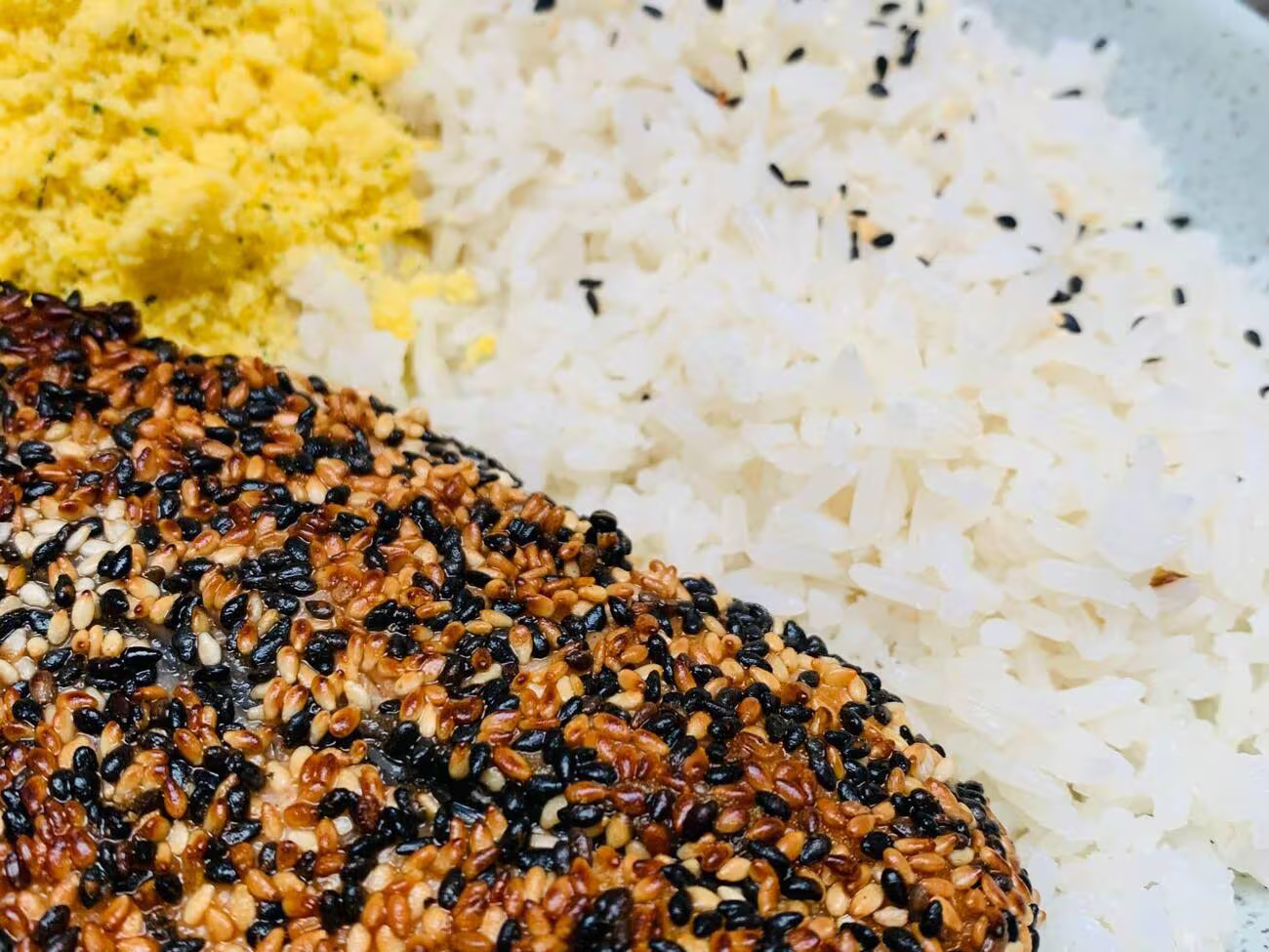Salmão grelhado em crosta de gergelim