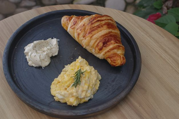 OVOS CREMOSOS, CROISSANT E CREME DE RICOTA TRUFADO