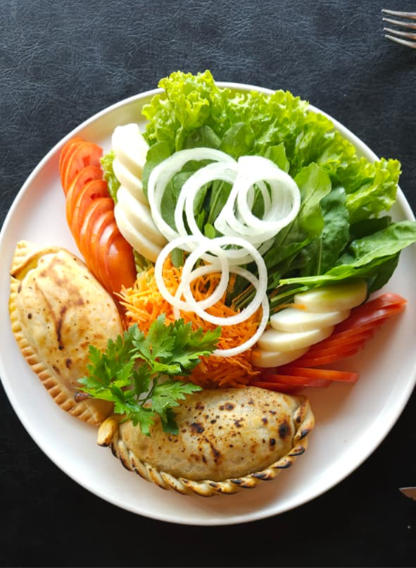 Salada com Empanada Argentina