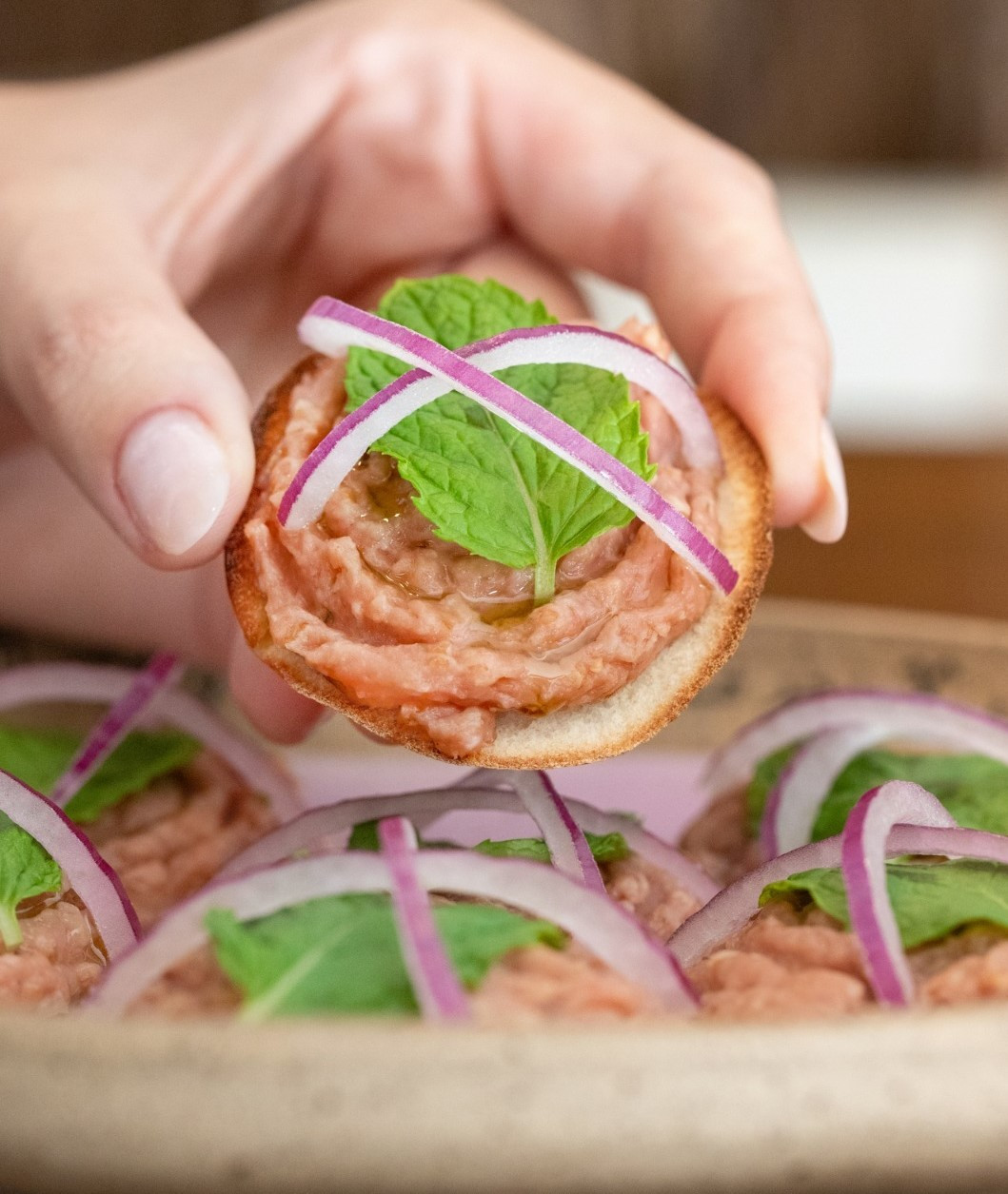 CANAPÉ DE KIBE CRÚ COM RASPAS DE TRUFA ITALIANA