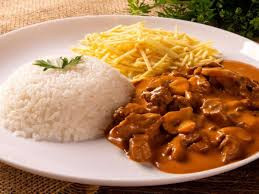 STROGONOFF DE CARNE