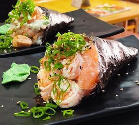 TEMAKI SALMÃO E CAMARÃO	