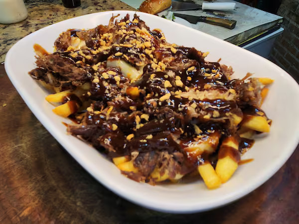 Batata Com Costela e Barbecue e Queijo Derretido