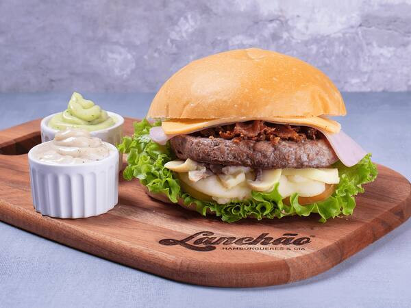 05 - Hamburguer c/ Queijo, Presunto, Champignon, Bacon, Purê e Salada