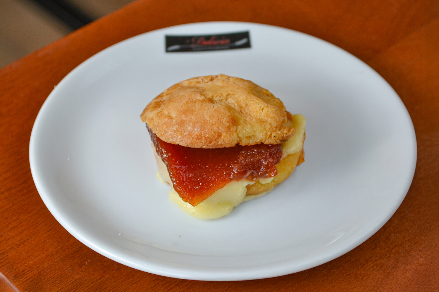 PAO DE QUEIJO COM GOIABADA E QUEIJO