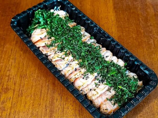 Sashimi salmão flambado com couve crispy.