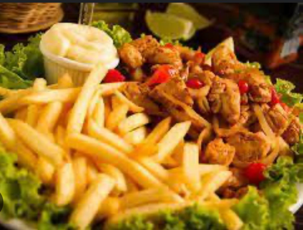 FRANGO ACEBOLADO COM FRITAS