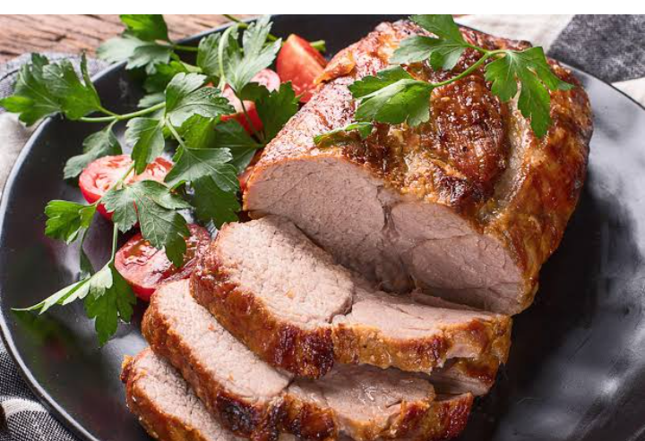PERNIL SUÍNO ASSADO COM FEIJÃO TROPEIRO 