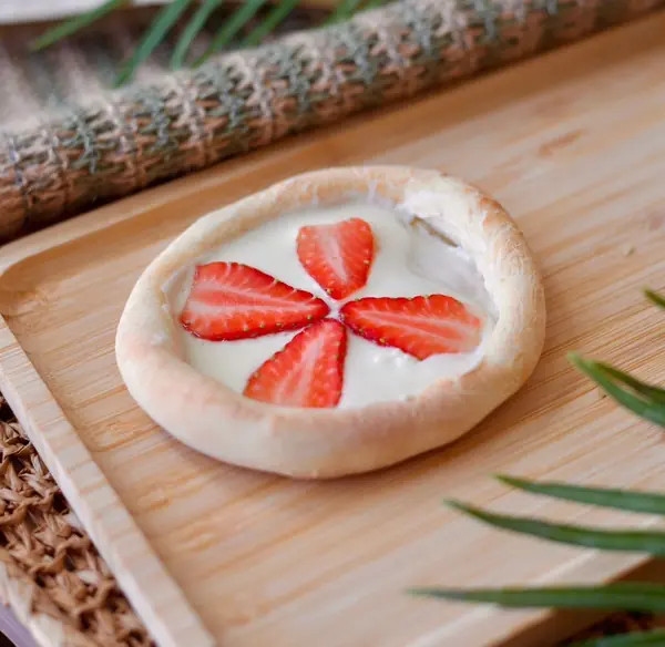 Esfiha de creme de Ninho com morango