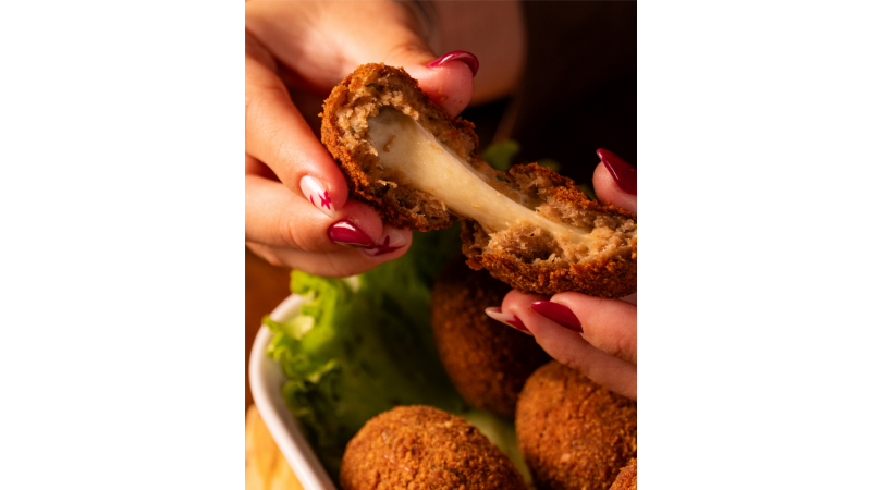 BOLINHO DE MANDIOCA COM COSTELA E QUEIJO 6 UNIDADES