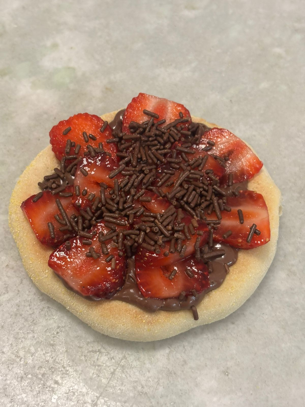 ESFIHA - MORANGO C/ CHOCOLATE E GRANULADO