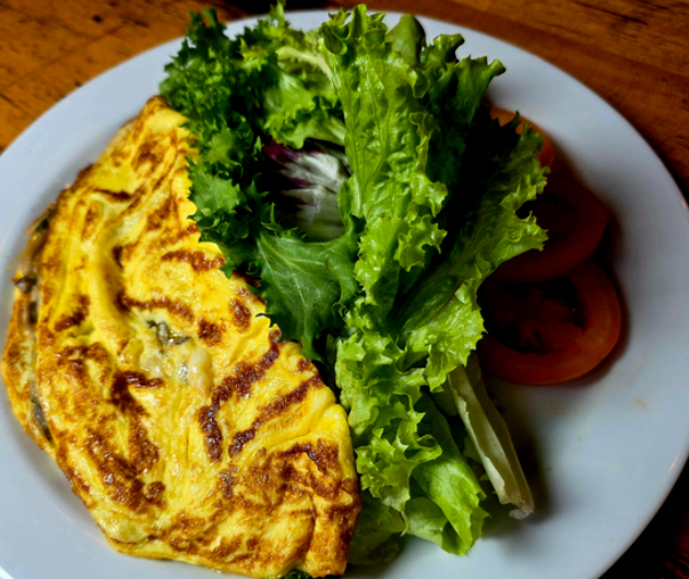 OMELETE COM COGUMELO E QUEIJO
