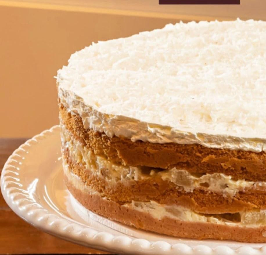 Torta abacaxi com coco 18cm