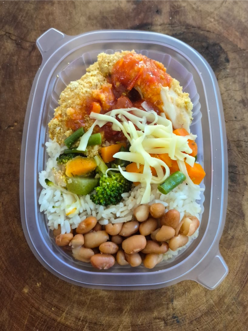 FILÉ DE FRANGO PARMEGIANA C/ ARROZ BRANCO 320 GRAMAS Congelado.