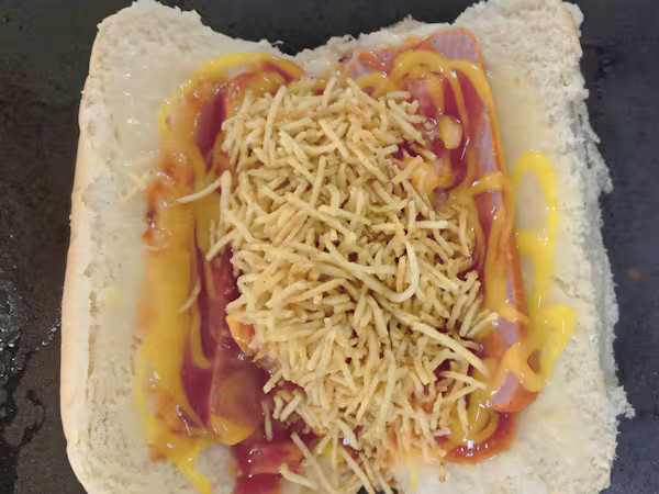 Hot dog cheddar com Catupiry no pão