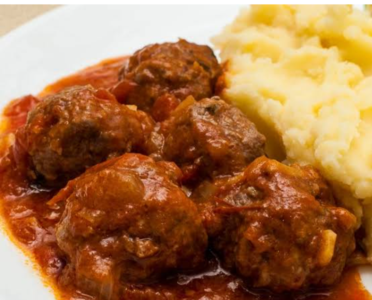 ALMÔNDEGAS COM PURÊ DE BATATA PQ