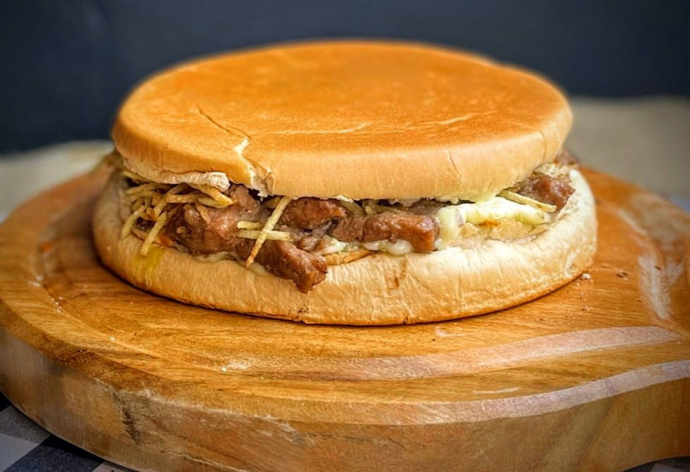 X - ESTROGONOFE DE CARNE 