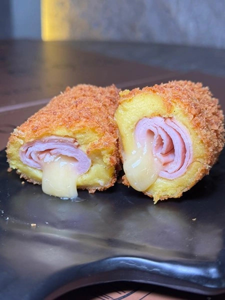 ENROLADINHO DE PEITO DE PERU COM QUEIJO