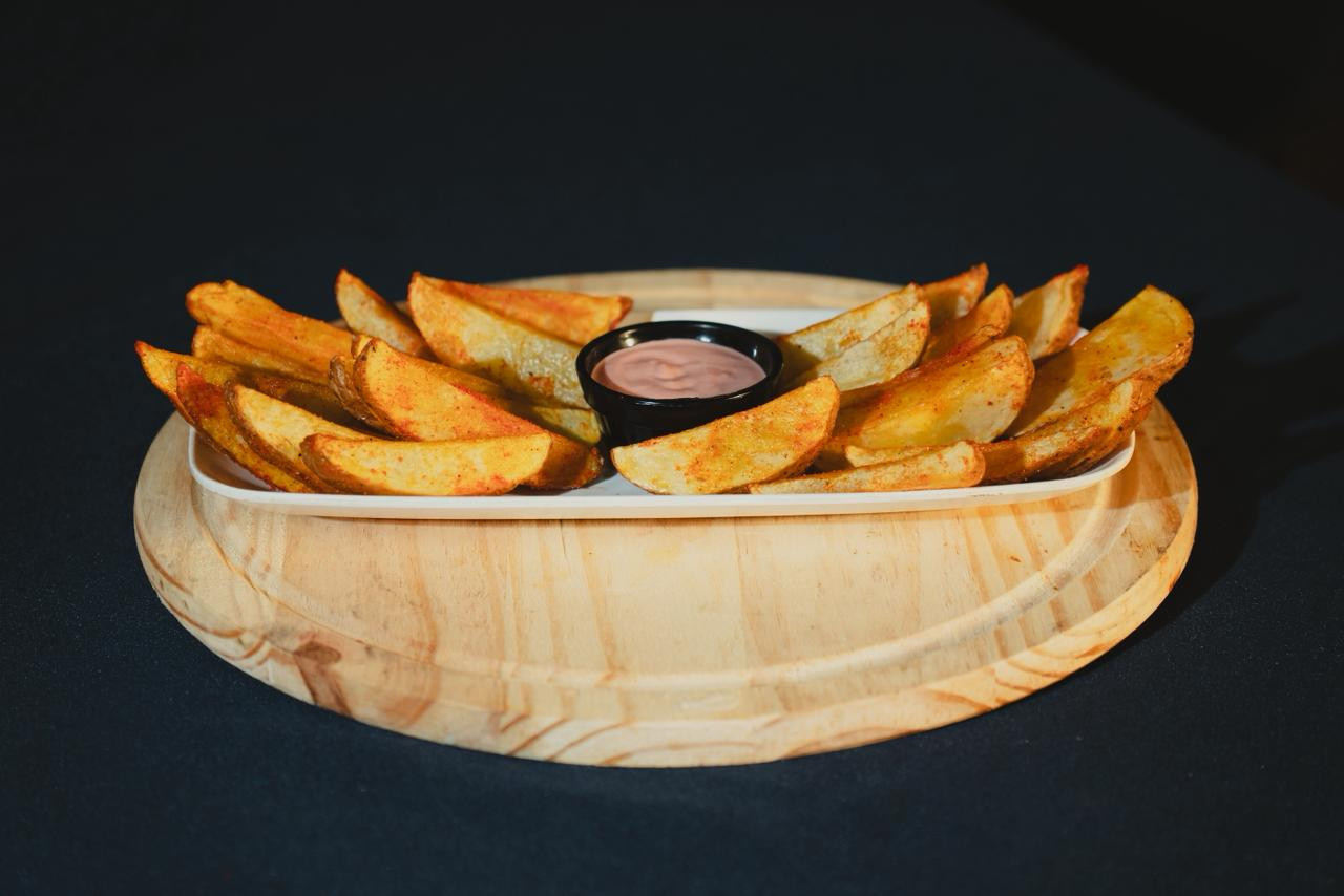 BATATA RUSTICA COM MOLHO DE QUEIJO