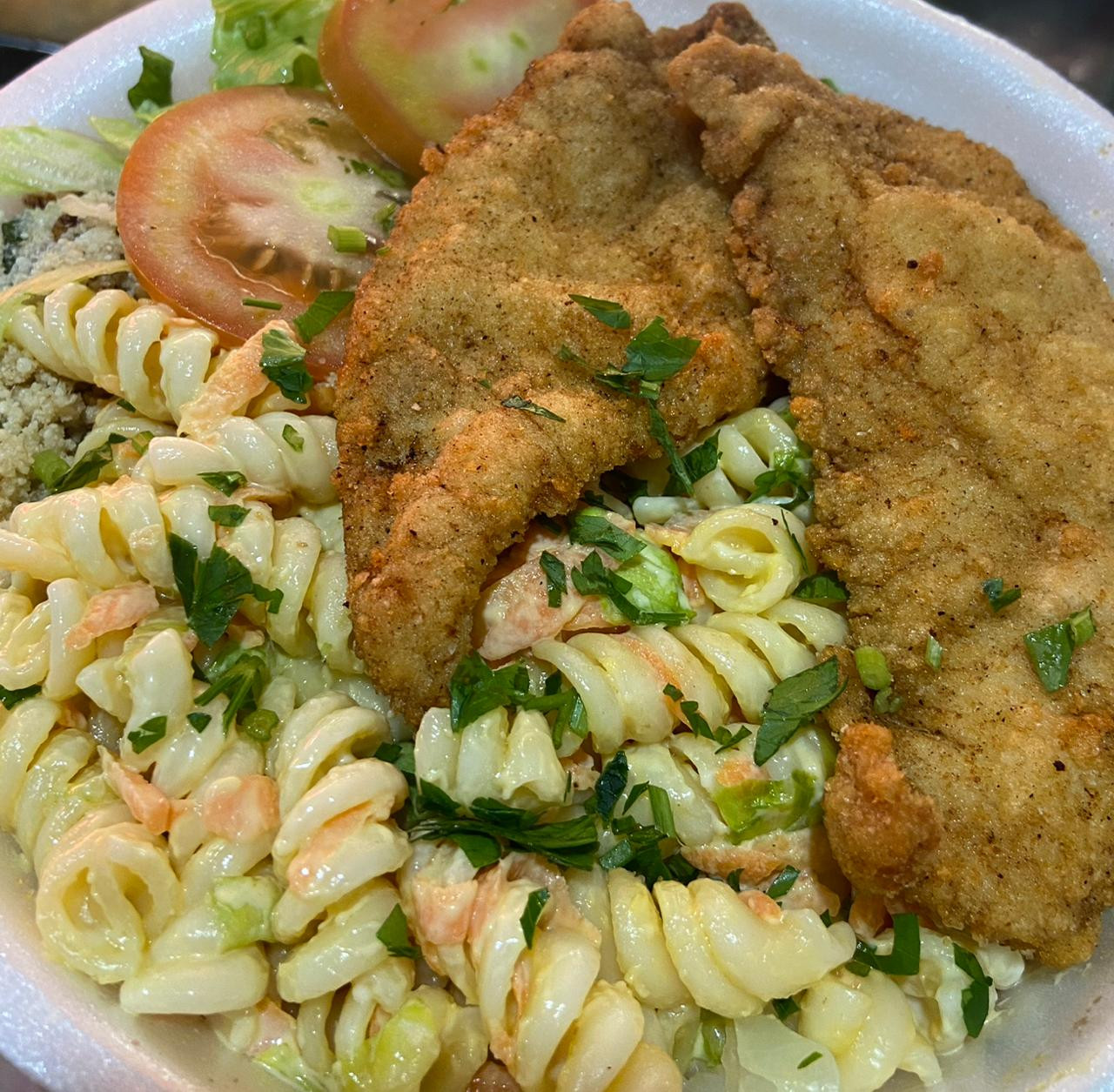 FILÉ DE FRANGO EMPANADO C/ MACARRONESE