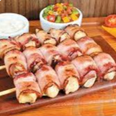 ESPETO DE FRANGO COM BACON 