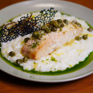 FILÉ DE PESCADA AMARELA AO MOLHO DE ALCAPARRAS